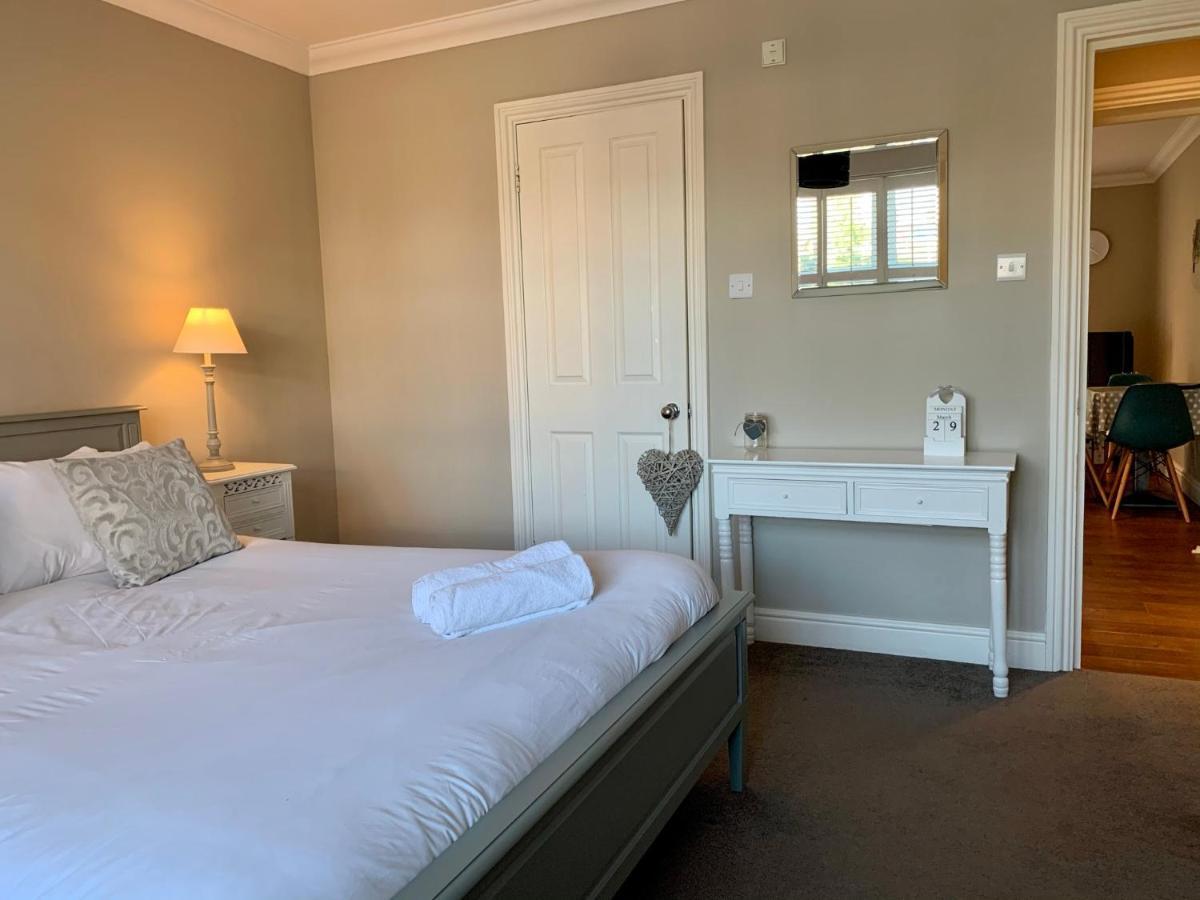 Lord Raglan House Apartments 2Br With Parking วินด์เซอร์ ภายนอก รูปภาพ