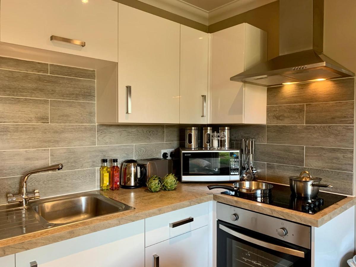 Lord Raglan House Apartments 2Br With Parking วินด์เซอร์ ภายนอก รูปภาพ