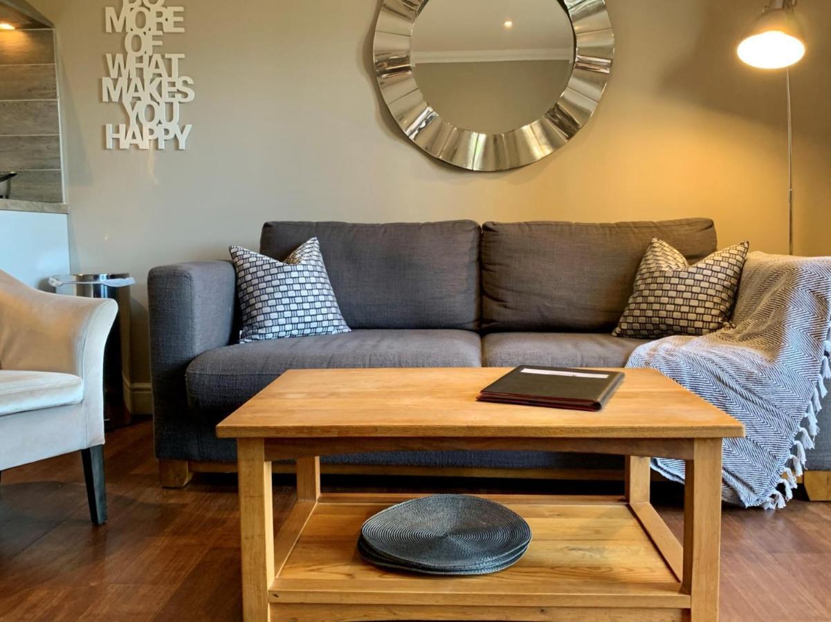 Lord Raglan House Apartments 2Br With Parking วินด์เซอร์ ภายนอก รูปภาพ