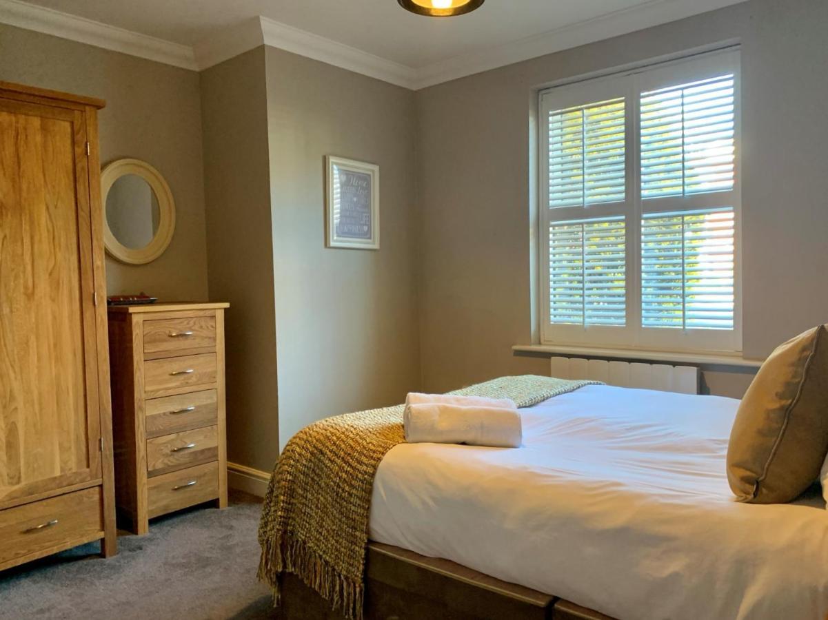 Lord Raglan House Apartments 2Br With Parking วินด์เซอร์ ภายนอก รูปภาพ