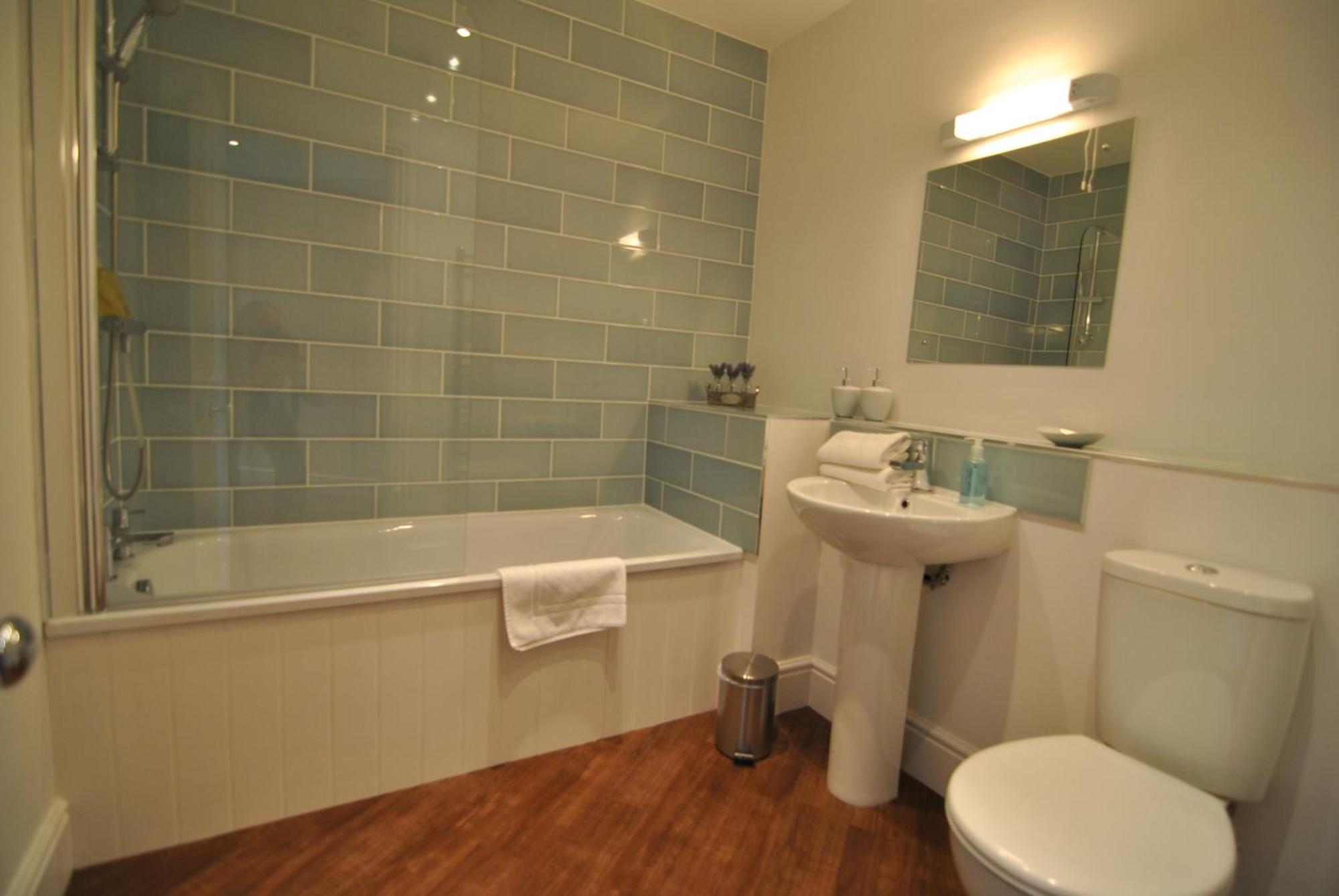 Lord Raglan House Apartments 2Br With Parking วินด์เซอร์ ภายนอก รูปภาพ