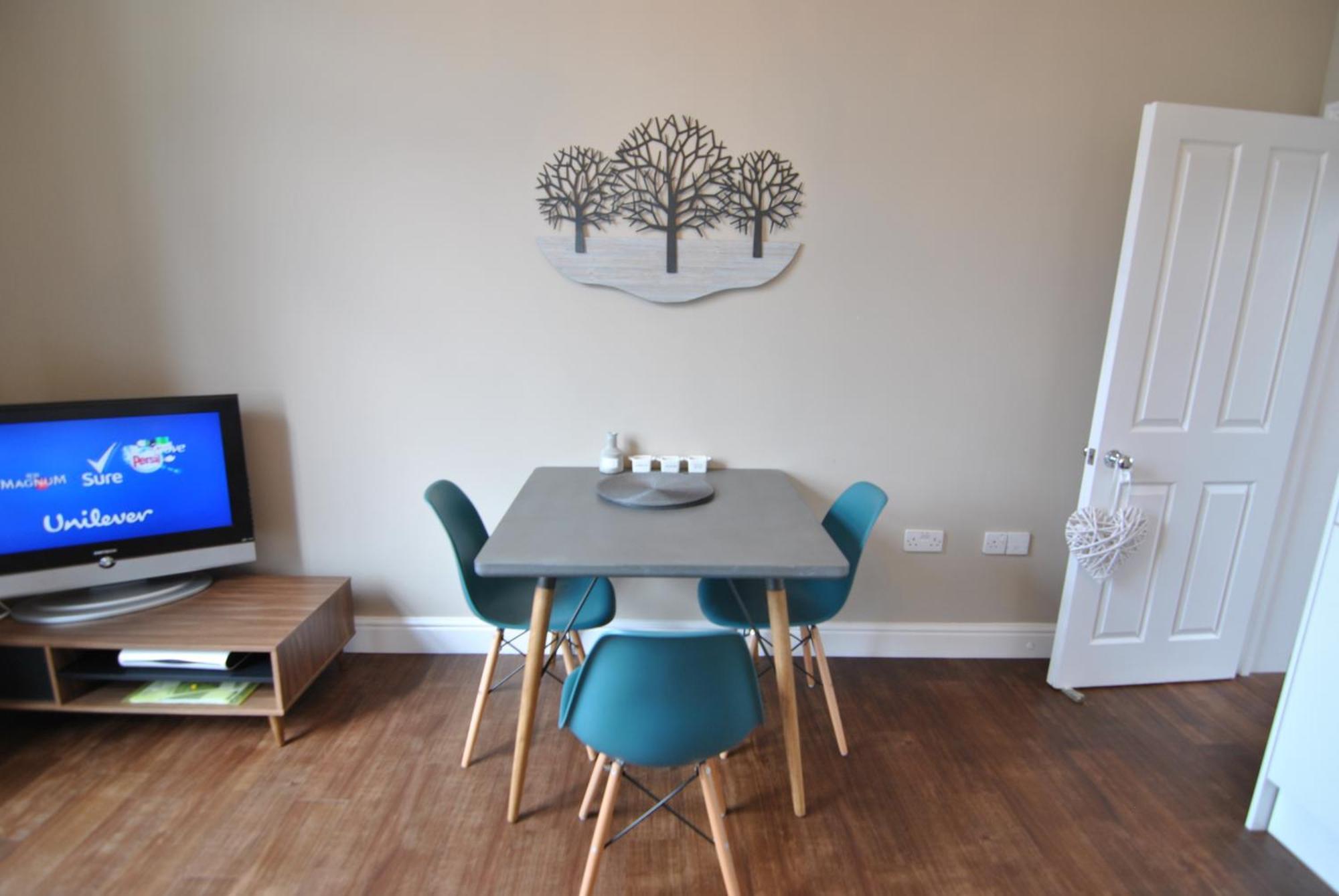 Lord Raglan House Apartments 2Br With Parking วินด์เซอร์ ภายนอก รูปภาพ