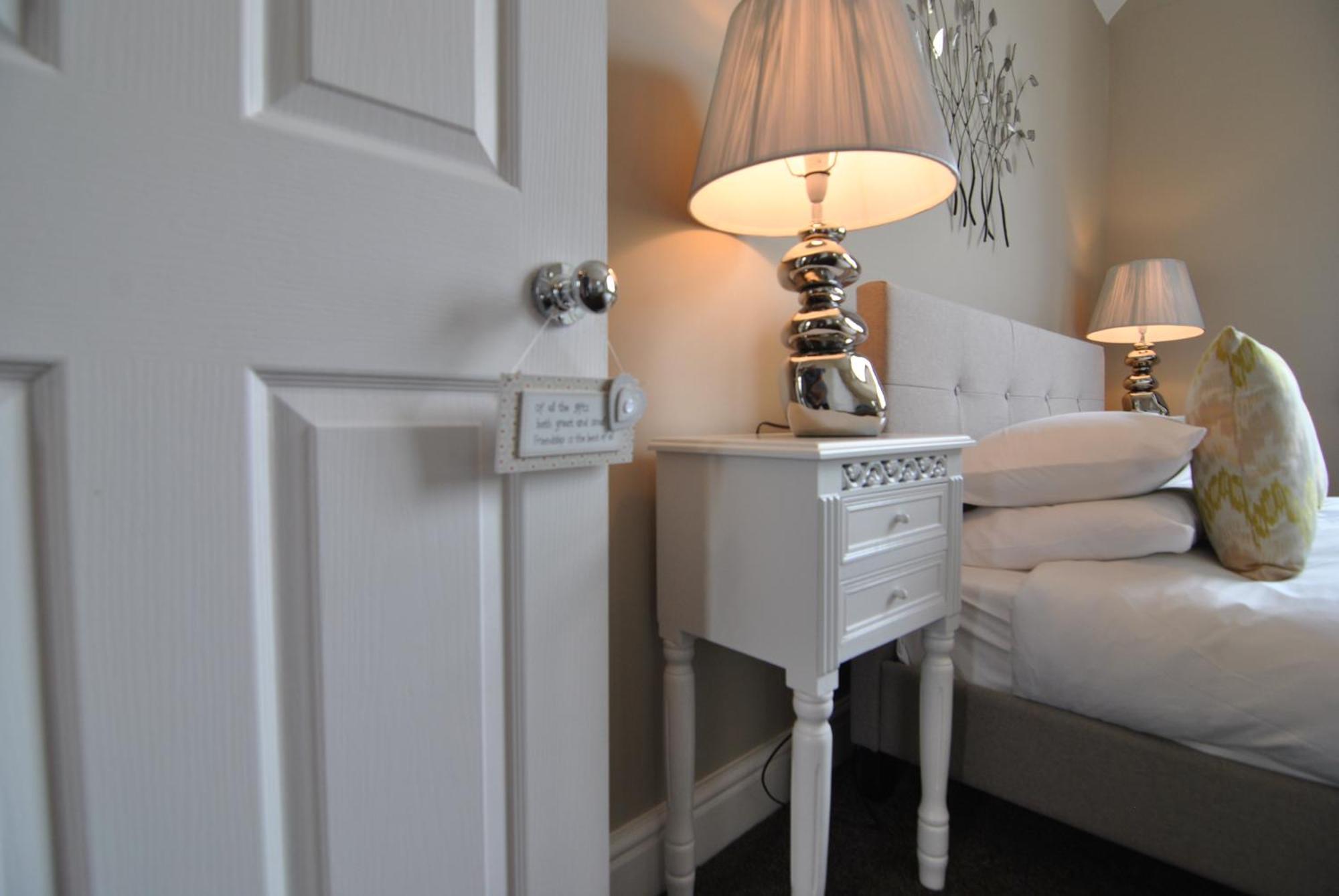 Lord Raglan House Apartments 2Br With Parking วินด์เซอร์ ภายนอก รูปภาพ
