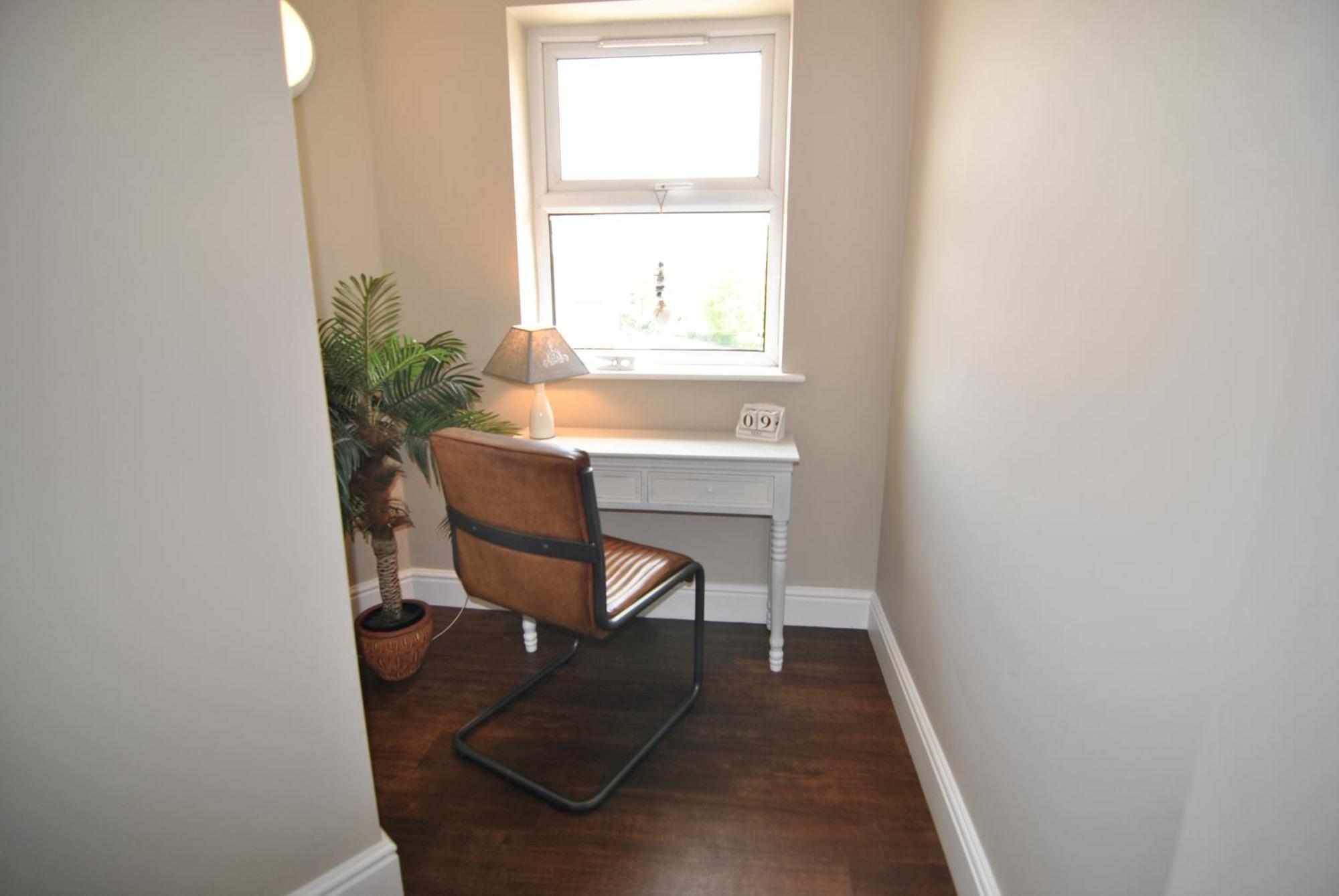 Lord Raglan House Apartments 2Br With Parking วินด์เซอร์ ภายนอก รูปภาพ