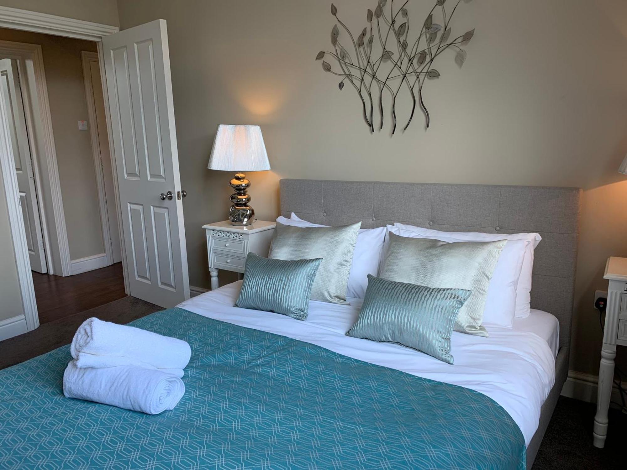 Lord Raglan House Apartments 2Br With Parking วินด์เซอร์ ภายนอก รูปภาพ