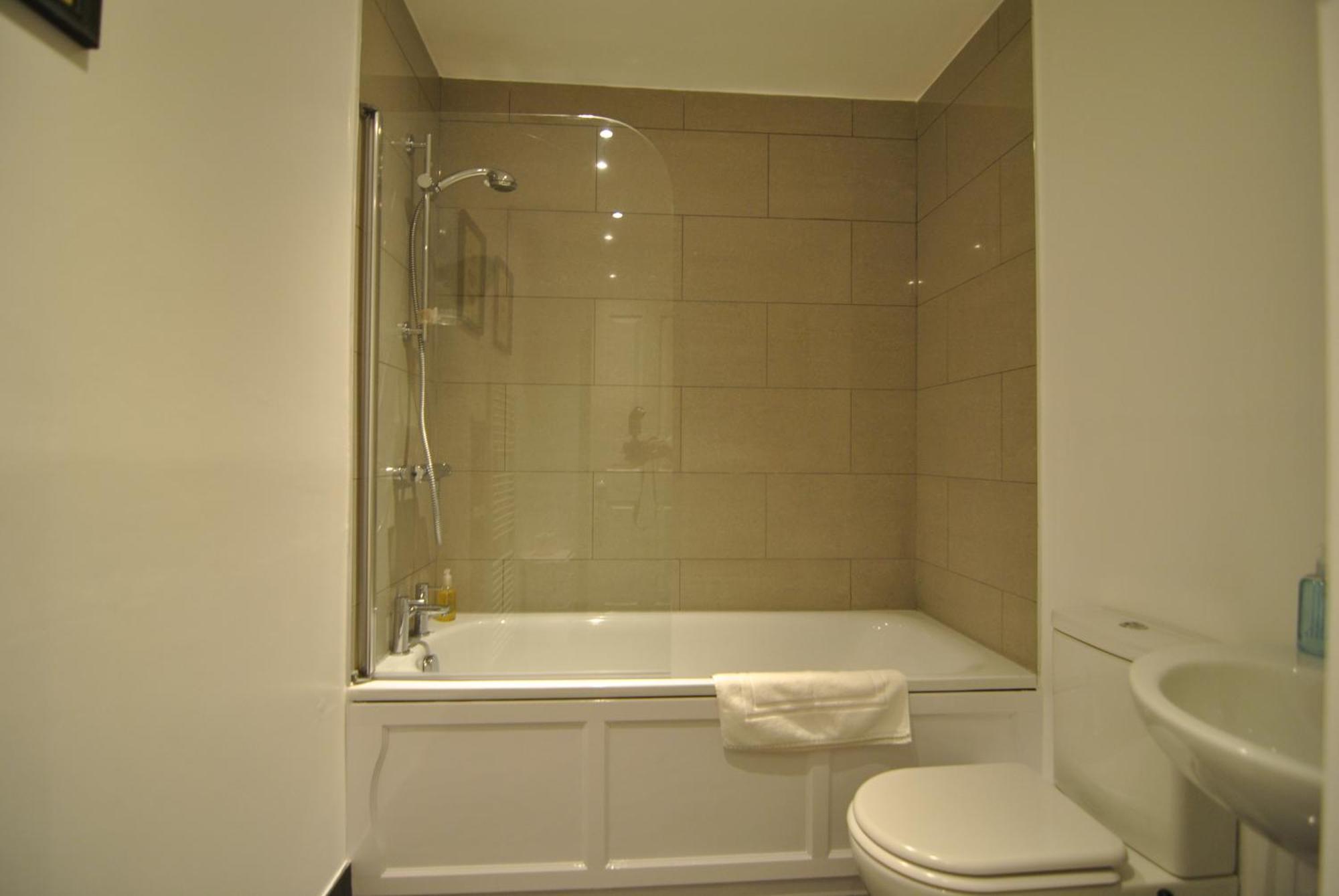 Lord Raglan House Apartments 2Br With Parking วินด์เซอร์ ภายนอก รูปภาพ