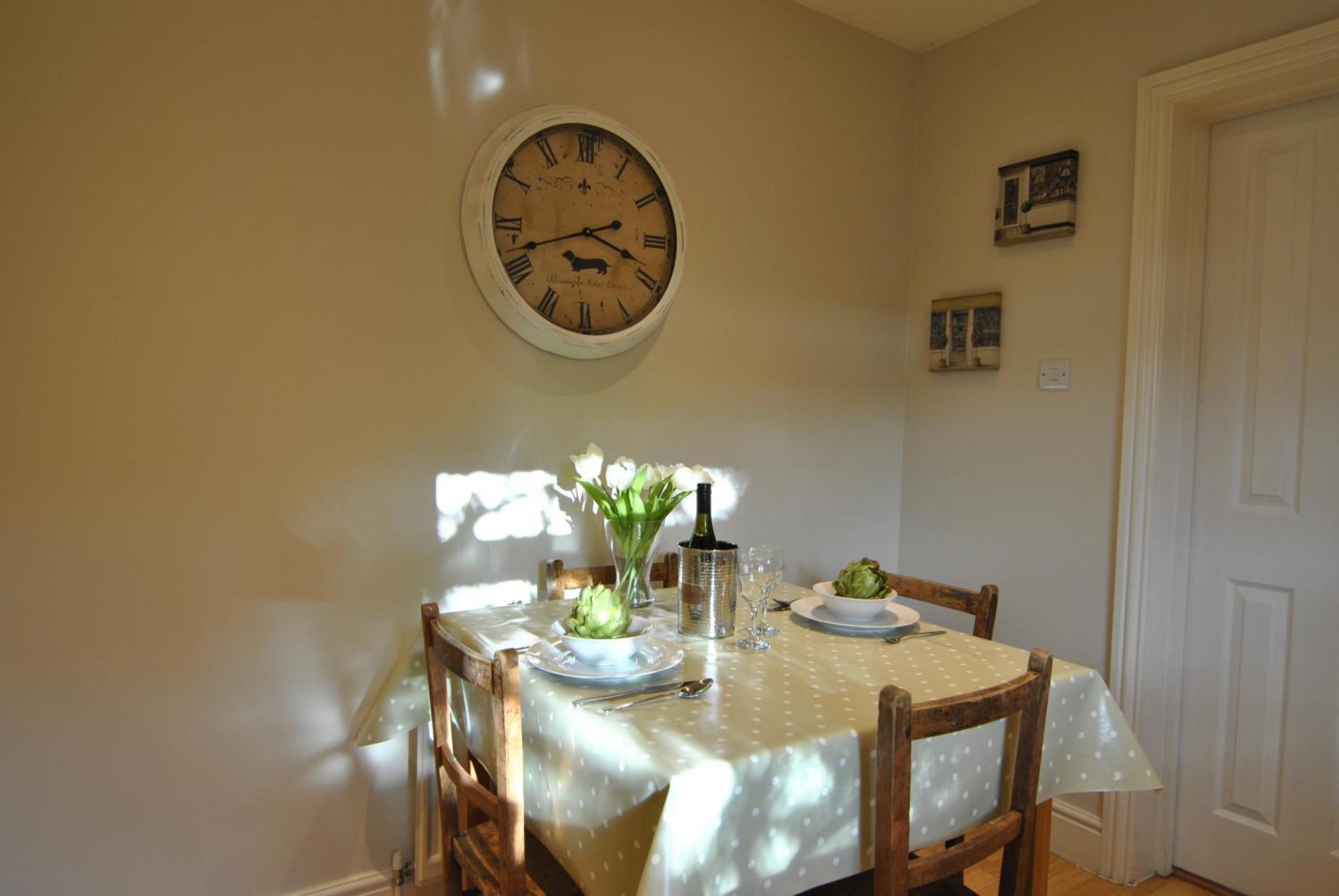 Lord Raglan House Apartments 2Br With Parking วินด์เซอร์ ภายนอก รูปภาพ