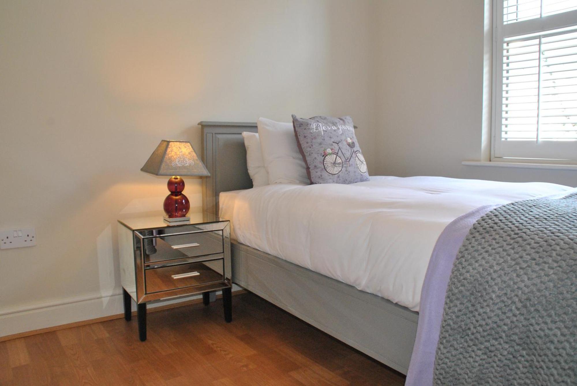 Lord Raglan House Apartments 2Br With Parking วินด์เซอร์ ภายนอก รูปภาพ