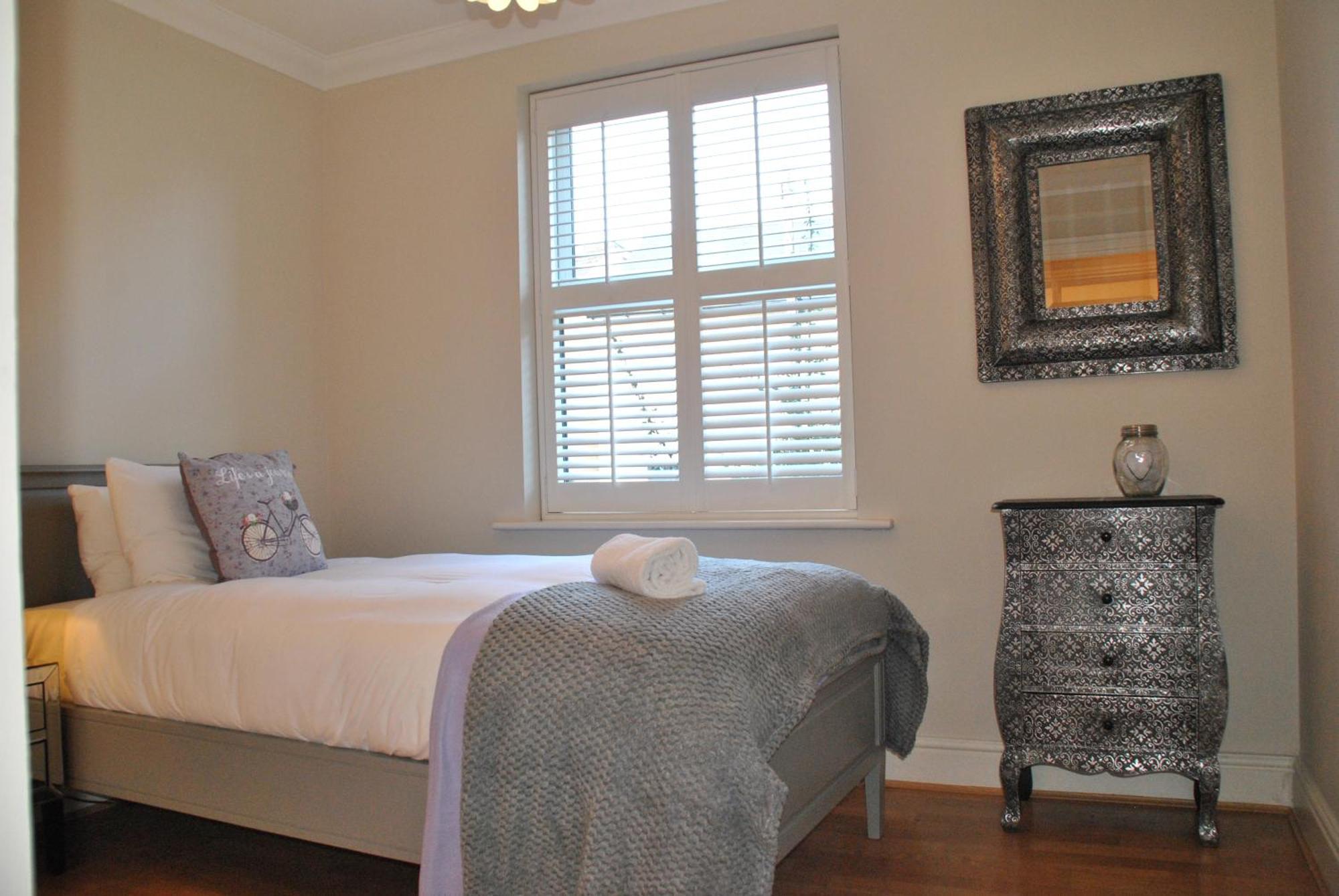 Lord Raglan House Apartments 2Br With Parking วินด์เซอร์ ภายนอก รูปภาพ