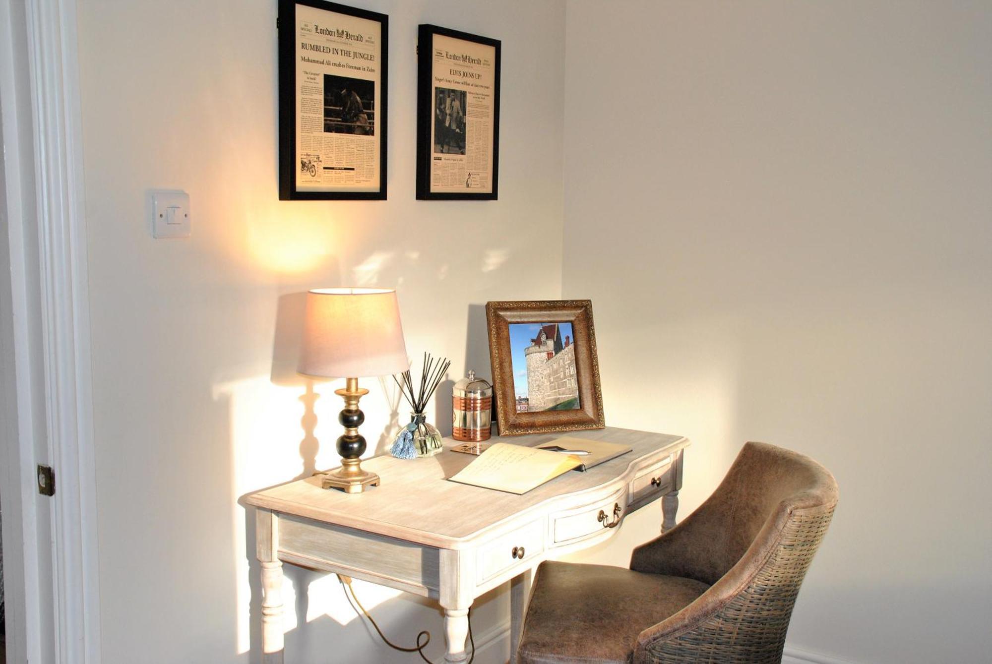 Lord Raglan House Apartments 2Br With Parking วินด์เซอร์ ภายนอก รูปภาพ
