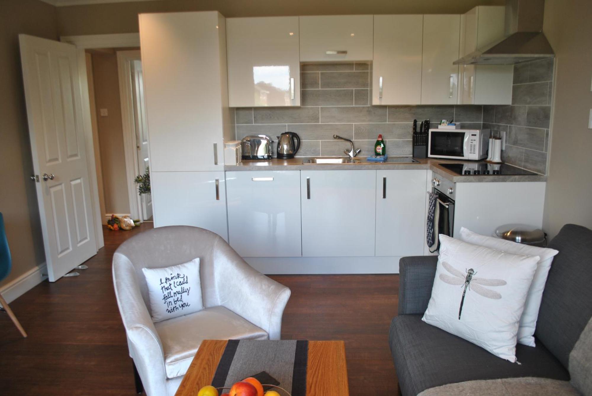 Lord Raglan House Apartments 2Br With Parking วินด์เซอร์ ภายนอก รูปภาพ
