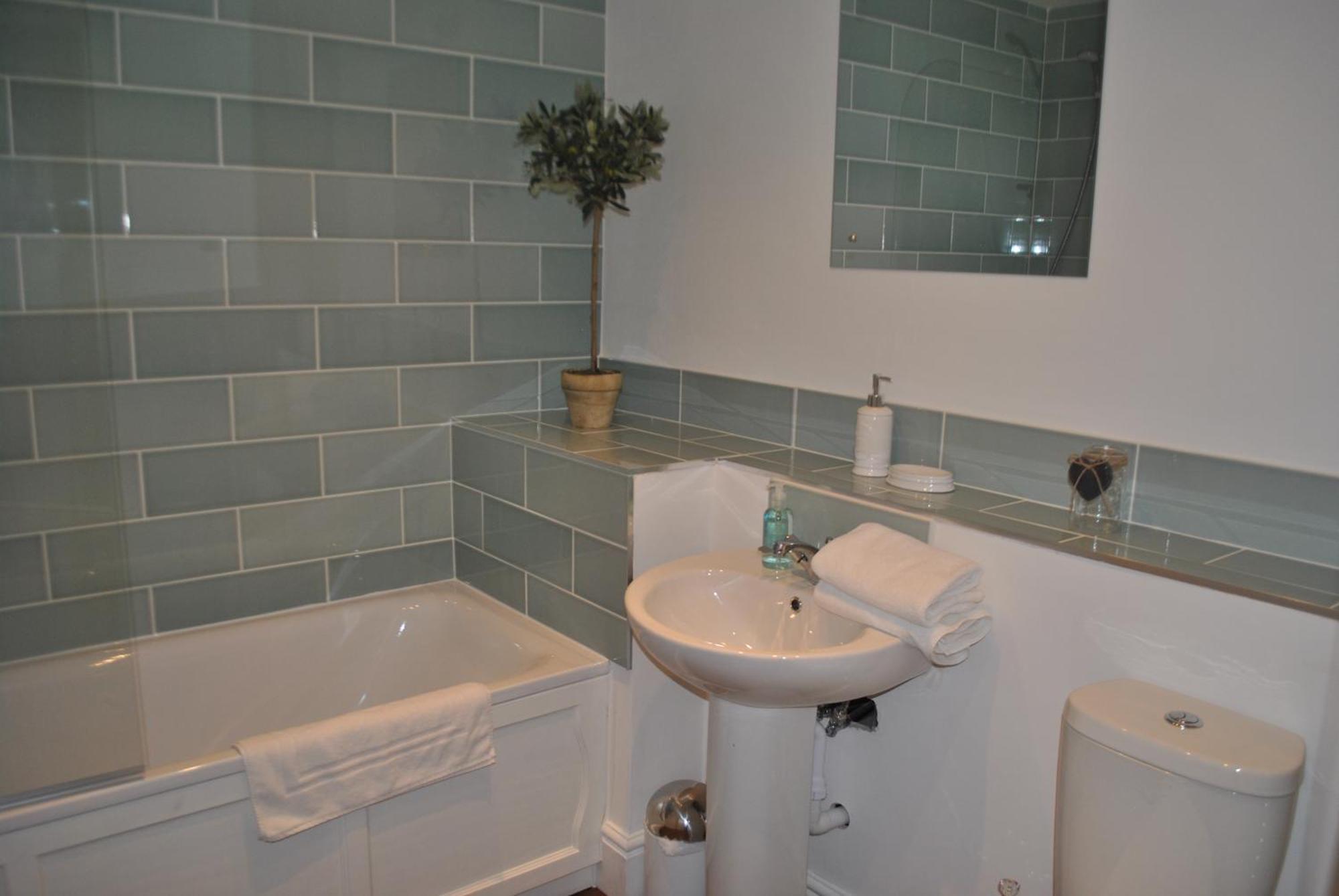 Lord Raglan House Apartments 2Br With Parking วินด์เซอร์ ภายนอก รูปภาพ