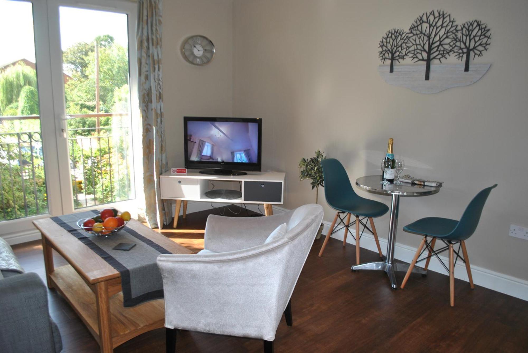 Lord Raglan House Apartments 2Br With Parking วินด์เซอร์ ภายนอก รูปภาพ