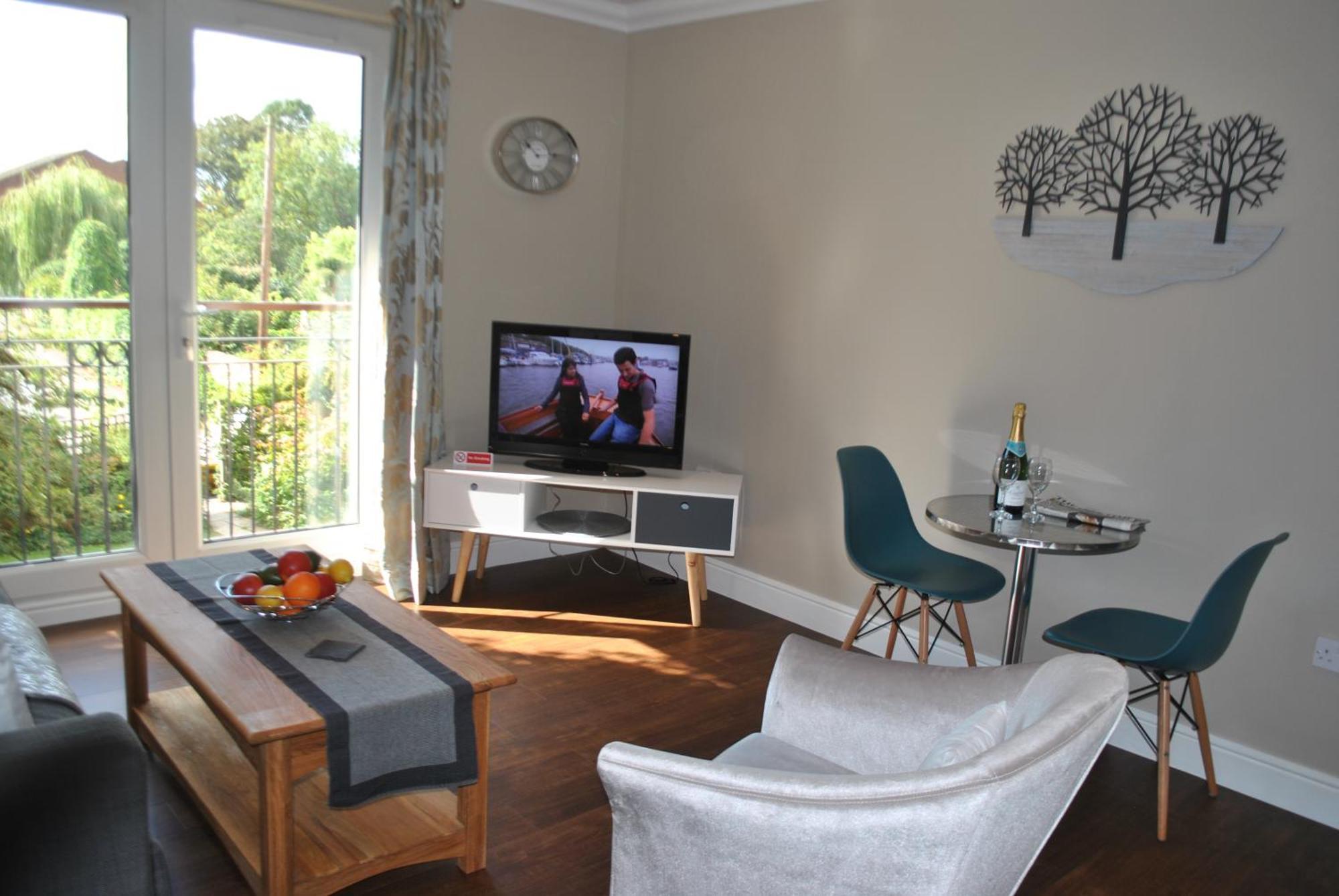 Lord Raglan House Apartments 2Br With Parking วินด์เซอร์ ภายนอก รูปภาพ