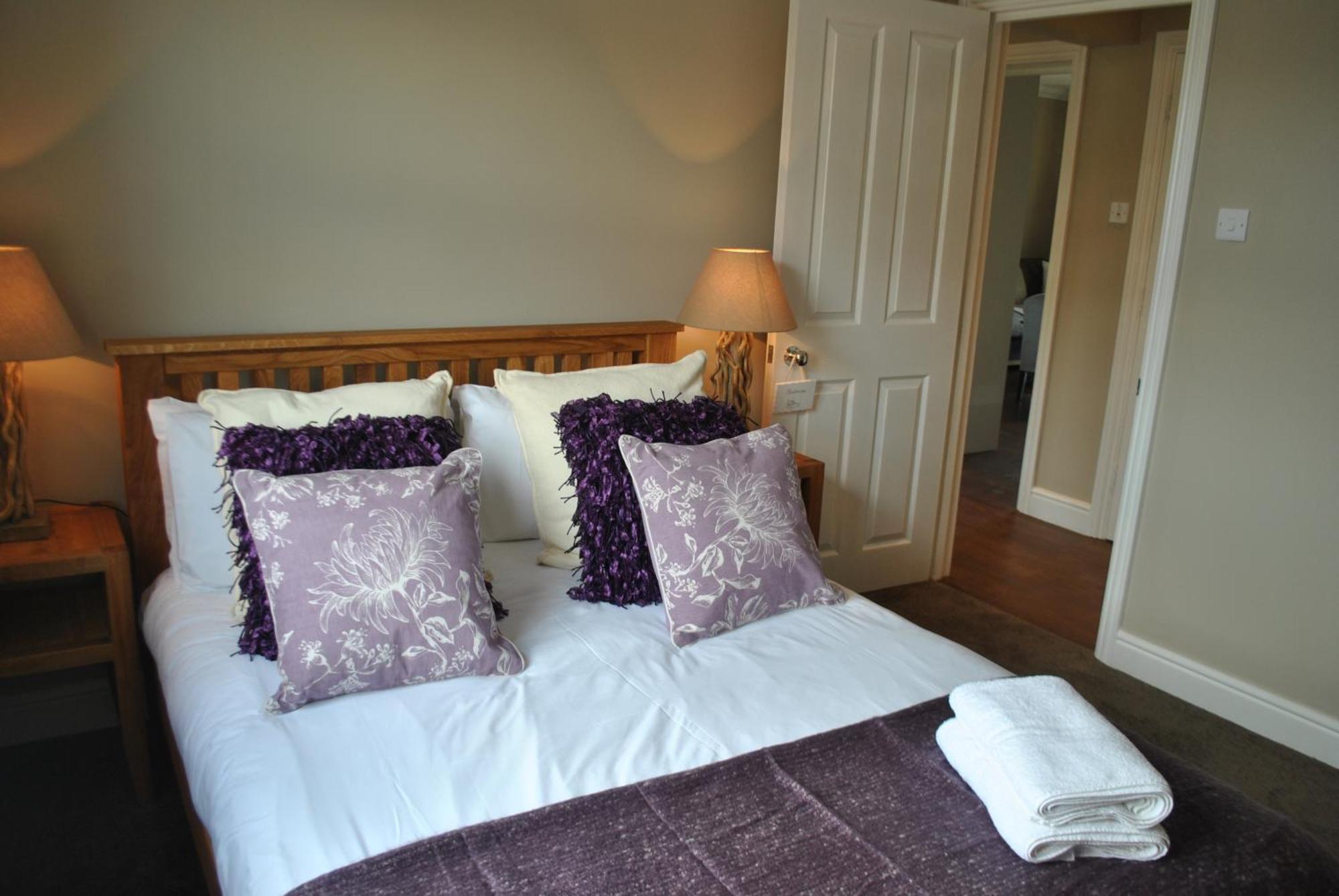 Lord Raglan House Apartments 2Br With Parking วินด์เซอร์ ภายนอก รูปภาพ