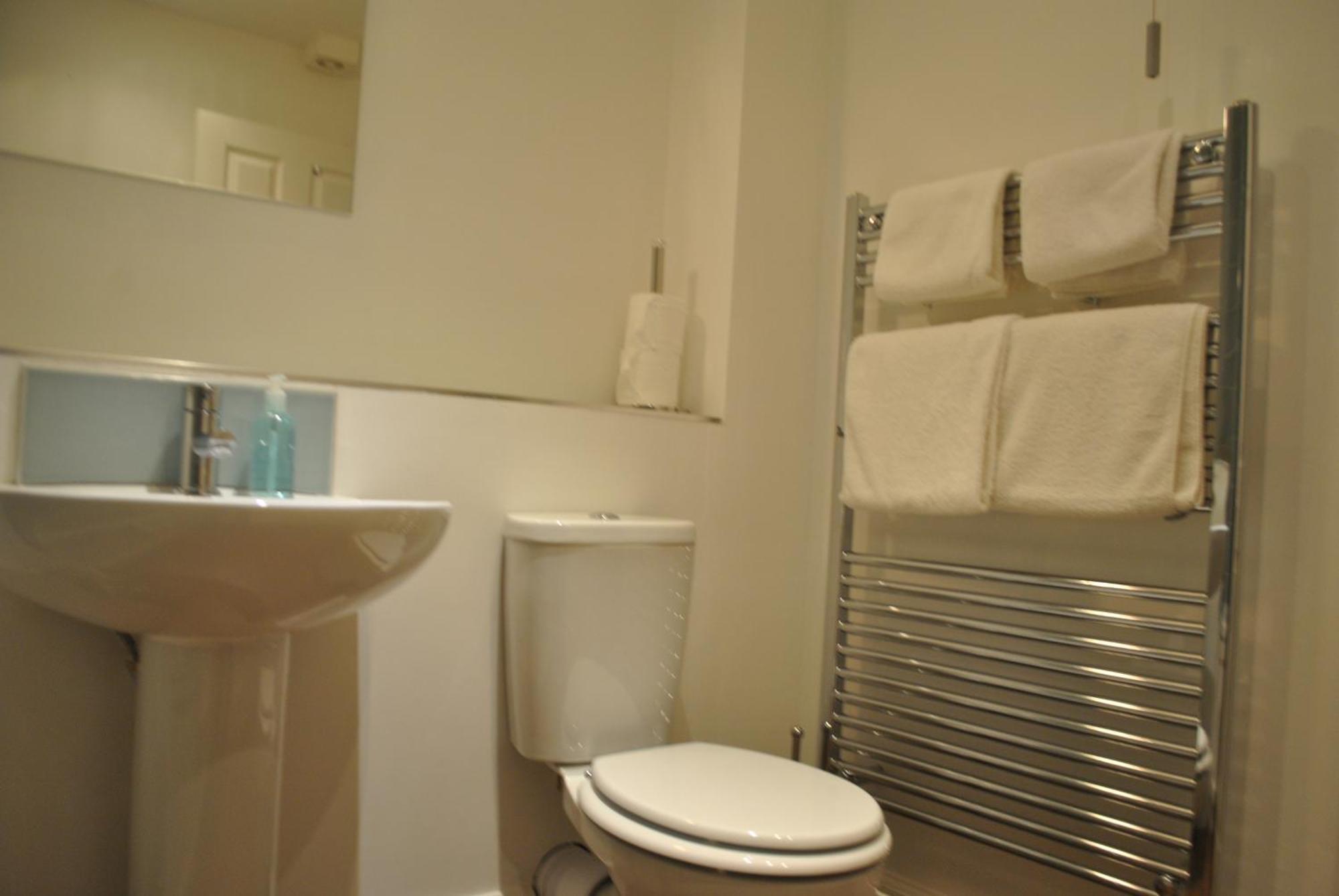 Lord Raglan House Apartments 2Br With Parking วินด์เซอร์ ภายนอก รูปภาพ