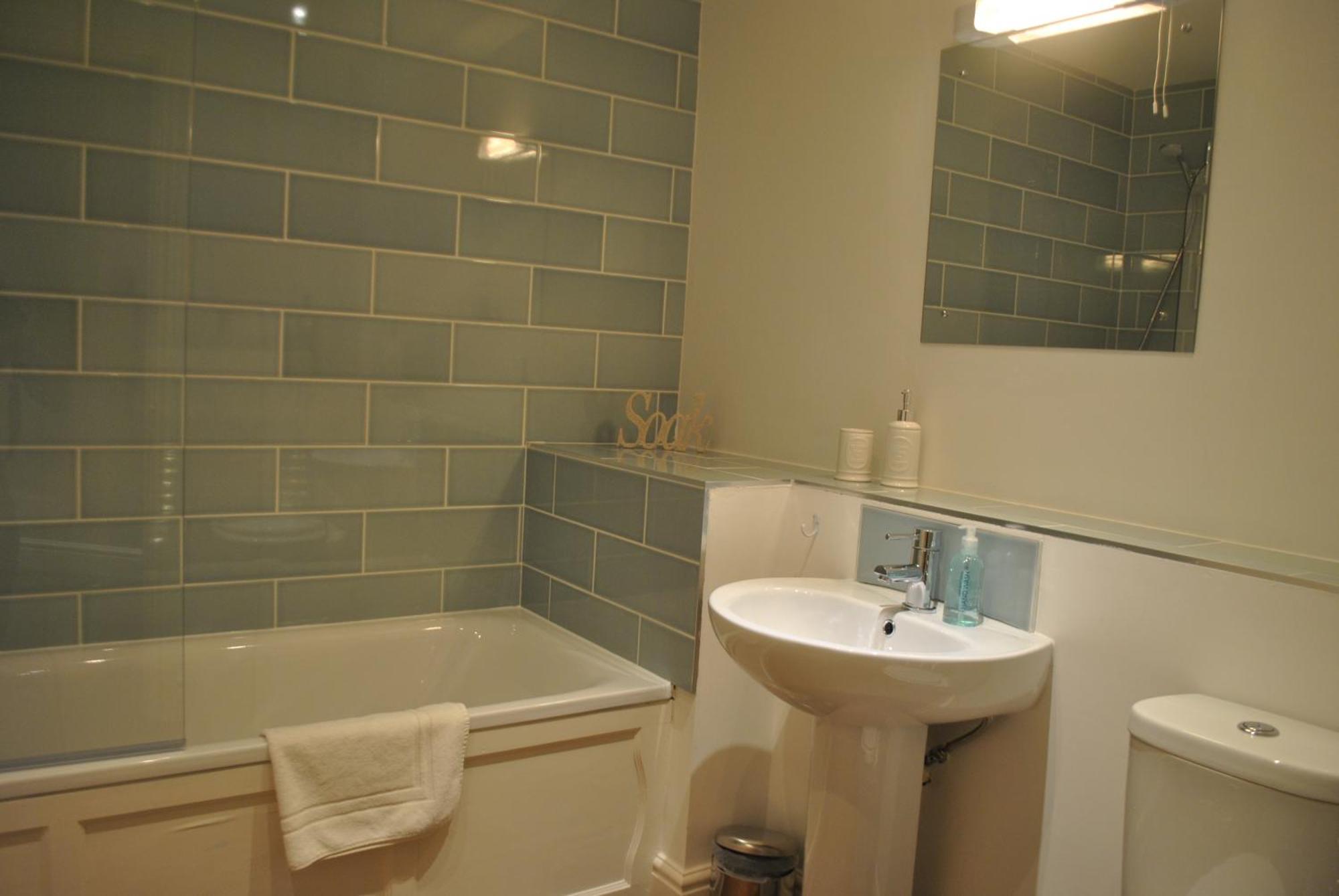 Lord Raglan House Apartments 2Br With Parking วินด์เซอร์ ภายนอก รูปภาพ