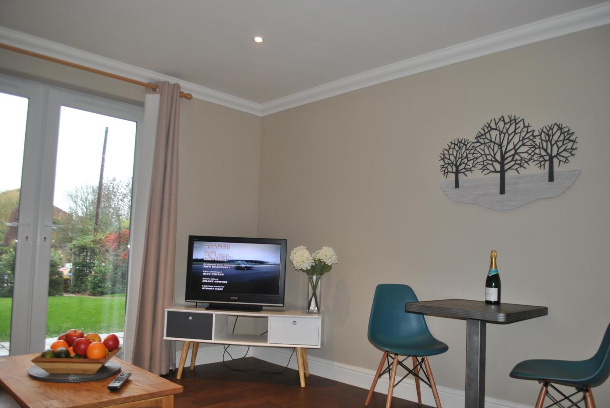 Lord Raglan House Apartments 2Br With Parking วินด์เซอร์ ภายนอก รูปภาพ